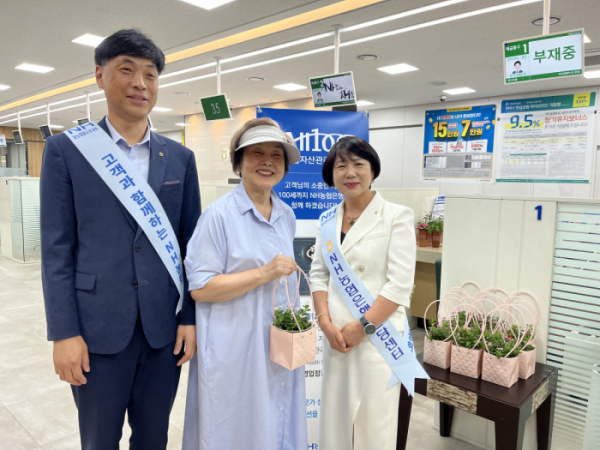 ▲김민자(맨오른쪽) 본부장이 ‘NH All100종합자산관리센터’를 도입하고 고객을 만나고있다.