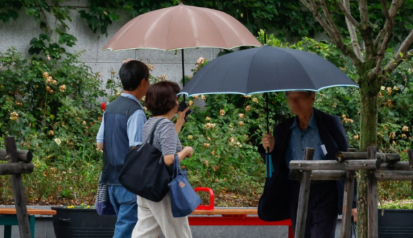 ▲지난달 30일 서울 종로구 삼청동 일대에서 우산을 쓴 시민들이 발걸음을 옮기고 있다. (조현호 기자 hyunho@) (이투데이DB)