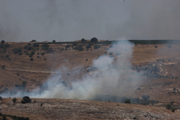 ▲4일(현지시간) 이스라엘 북부 지상에 연기가 피어오르고 있다. 로이터연합뉴스