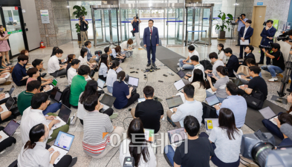 ▲김병환 금융위원회 위원장 후보자가 5일 서울 중구 예금보험공사에 마련된 인사청문회 사무실에 출근하며 지명 소감을 밝히고 있다. 조현호 기자 hyunho@