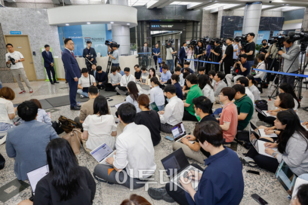 ▲김병환 금융위원회 위원장 후보자가 5일 서울 중구 예금보험공사에 마련된 인사청문회 사무실에 출근하며 지명 소감을 밝히고 있다. 조현호 기자 hyunho@