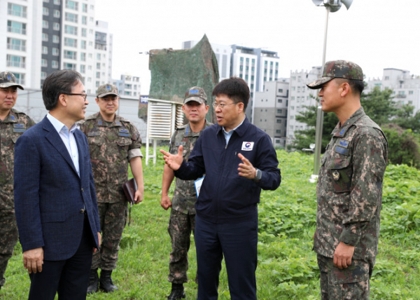 ▲진현환 국토부 1차관이 5일 독산동 공군부대 공간혁신구역 후보지를 방문해 현장을 둘러보고 있다.  (사진제공=국토교통부)