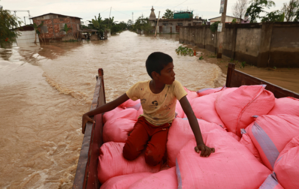 ▲홍수로 침수된 인도 아삼주 호자이 지역의 한 마을. (EPA/연합뉴스)