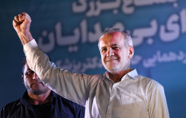 ▲이란 개혁파 대통령선거 후보인 마수드 페제시키안이 결선투표 전인 3일(현지시간) 테헤란의 한 경기장에서 선거 유세를 하면서 주먹을 들어보이고 있다. 테헤란/AFP연합뉴스