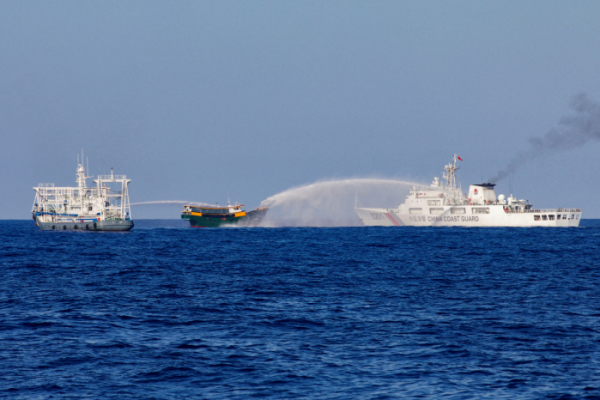 ▲필리핀 보급선에 물대포를 쏘는 중국 해경선 (AP/연합뉴스)