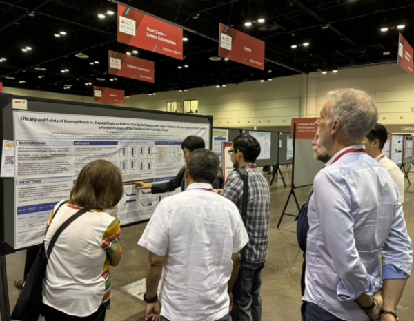 ▲류영상 조선대병원 교수가 미국 당뇨병 학회에서 대웅제약 엔블로의 다파글리플로진 대비 경증 신장애 동반 당뇨병 환자 대상 우수한 혈당 강하 효과에 대한 연구 결과 포스터를 해외 의료진에게 소개하고 있다. (사진제공=대웅제약)