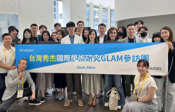 ▲휴젤의 ‘글램 포 타이완(GLAM for Taiwan 2024)’에 참석한 대만 의료진들이 기념 사진을 촬영 중이다. (사진제공=휴젤)