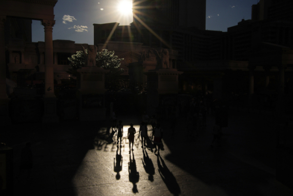 ▲7일(현지시간) 라스베이거스에서 사람들이 햇볕 아래를 걷고 있다. 라스베이거스(미국)/AP연합뉴스