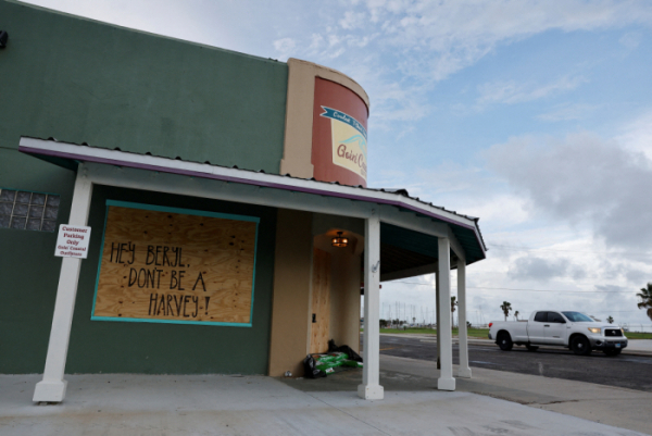 ▲7일(현지시간) 미국 텍사스주 록포트의 한 상점이 열대성 폭풍 베릴 상륙 전 문을 닫았다. 로포트(미국)/로이터연합뉴스