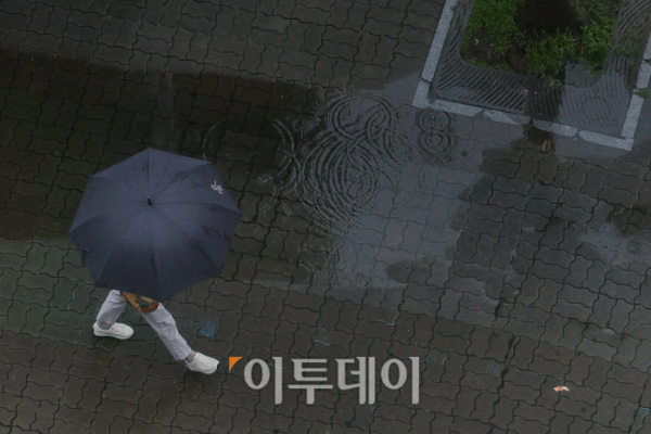 ▲전국 대부분 지역에 비가 내린 8일 서울 영등포구 여의도역 일대에서 우산을 쓴 시민들이 발걸음을 옮기고 있다. 조현호 기자 hyunho@