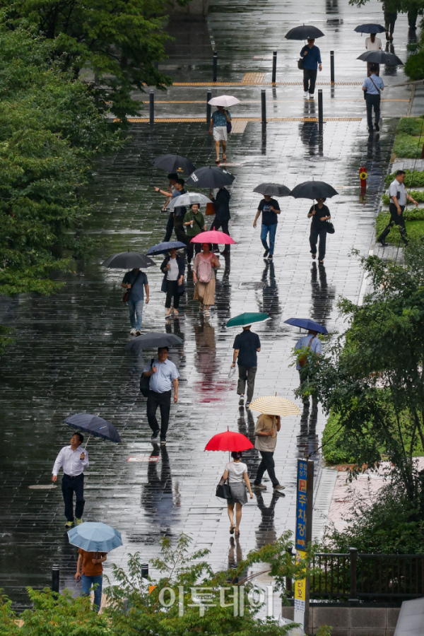 ▲전국 대부분 지역에 비가 내린 8일 서울 영등포구 여의도역 일대에서 우산을 쓴 시민들이 발걸음을 옮기고 있다. 조현호 기자 hyunho@