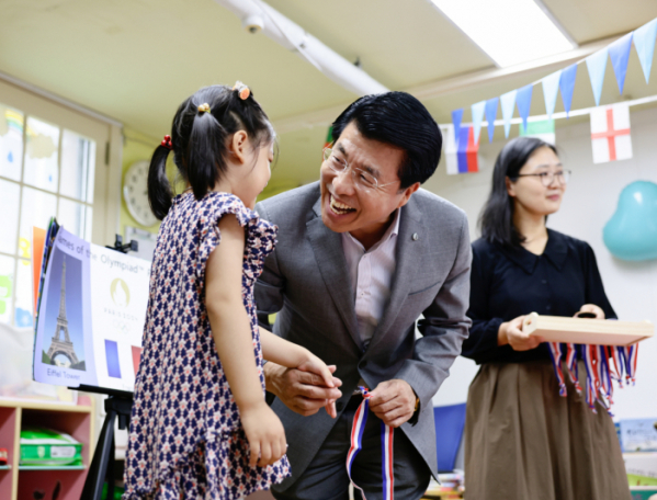 ▲서강석 송파구청장이 관내 라온몬테소리어린이집 슬기반(만 4세반)에서 진행된 원어민 영어교실 수업을 참관하고 있다. (자료제공=송파구)