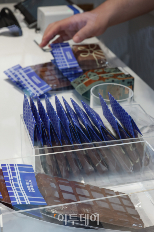 ▲소셜네트워크서비스(SNS)에서 인기몰이 중인 두바이 초콜릿이 품귀 대란을 겪고 있는 가운데 9일 서울의 한 두바이 초콜릿 판매점을 찾은 시민들이 초콜릿을 구매하고 있다. 두바이 초콜릿은 한 아랍에미리트 인플루언서가 초콜릿 먹는 영상을 SNS에 올리면서 전세계적인 인기를 끌고 있다. 조현호 기자 hyunho@