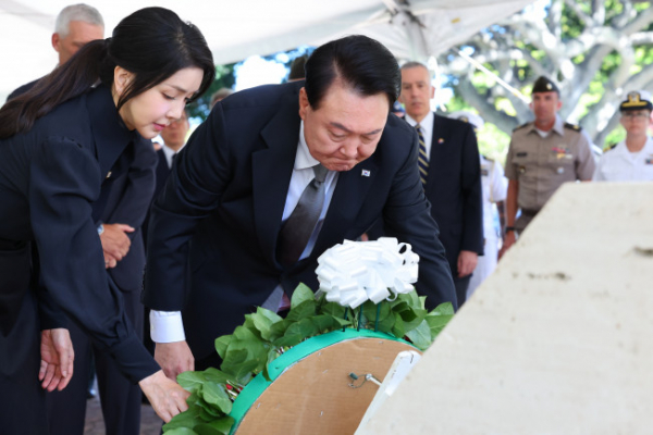 ▲윤석열 대통령과 김건희 여사가 8일(현지시간) 미국 하와이 태평양국립묘지(펀치볼)를 찾아 헌화하고 있다.  (연합뉴스)