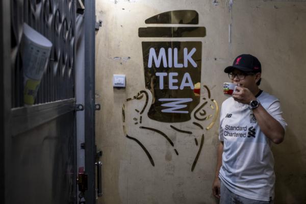 ▲한 남성이 밀크티를 마시고 있다. 홍콩(중국)/신화뉴시스