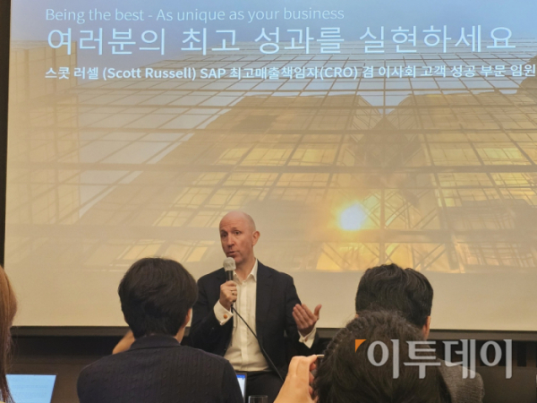 ▲스콧 러셀 SAP 최고매출책임자(CRO) 겸 이사회 고객성공부문이 9일 'SAP 나우 코리아(SAP NOW Korea)' 기자간담회에서 취재진과 만나 이야기하고 있다. (이은주 기자 letswin@)