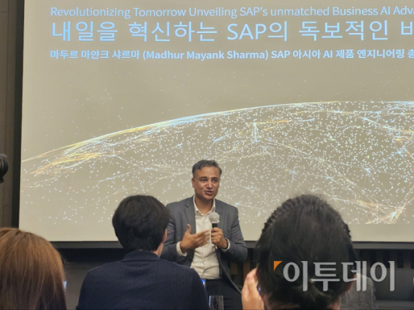 ▲마두르 마얀크 샤르마 SAP 아시아 AI 제품 엔지니어링 총괄이 9일 'SAP 나우 코리아(SAP NOW Korea)' 기자간담회에서 취재진과 만나 이야기하고 있다. (이은주 기자 letswin@)