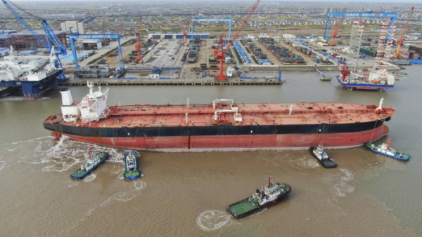 ▲중국 장쑤성 양쯔강 조선소에서 2020년 3월 16일 예인선들이 30만 톤급 초대형 원유 운반선(VLCC)을 밀고 있다. 장쑤성(중국)/AP뉴시스