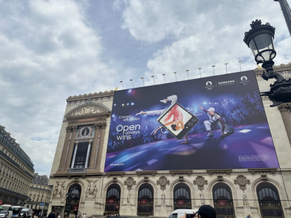 ▲프랑스 파리 '오페라 가르니에'에 삼성전자 '갤럭시Z 플립5' 광고가 걸려 있다.  (파리(프랑스)=이수진 기자)