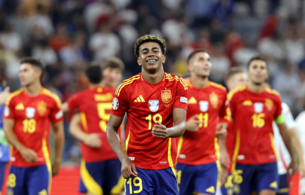 ▲스페인의 신성 라민 야말이 10일 독일 뮌헨의 뮌헨 풋볼 아레나에서 열린 유로 2024 4강전에서 동점 골을 넣고 기뻐하고 있다. 이날 스페인은 프랑스에 2-1 역전승을 거두고 결승에 진출했다. (EPA/연합뉴스)