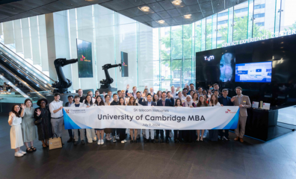 ▲9일 영국 케임브리지(Cambridge) 대학교 MBA 학생들과 교수진 40여 명이 SK텔레콤에 방문했다.  (사진제공=SK텔레콤)