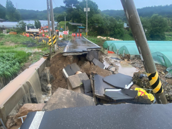 ▲충남 서천군의 한 도로가 10일 새벽 내린 강한 비로 끊어져 있다. (연합뉴스)