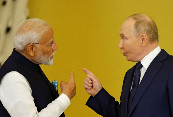 ▲나렌드라 모디(왼쪽) 인도 총리와 블라디미르 푸틴 러시아 대통령이 9일(현지시간) 러시아 모스크바 크렘린궁에서 대화를 나누고 있다. 모스크바/로이터연합뉴스