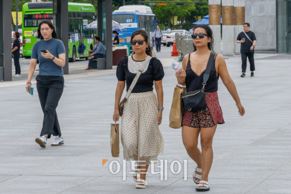 ▲서울을 포함한 중부지방 일대에 폭염주의보가 발령된 10일 서울 종로구 광화문광장 일대에서 가벼운 옷차림 한 시민들이 발걸음을 옮기고 있다. 조현호 기자 hyunho@