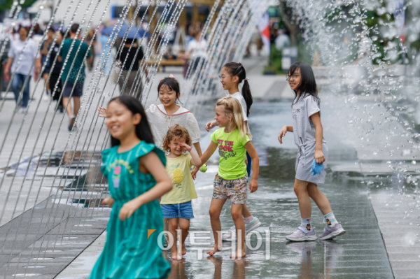 ▲서울을 포함한 중부지방 일대에 폭염주의보가 발령된 10일 서울 종로구 광화문광장 터널분수에서 아이들이 물놀이를 하며 더위를 식히고 있다. 조현호 기자 hyunho@