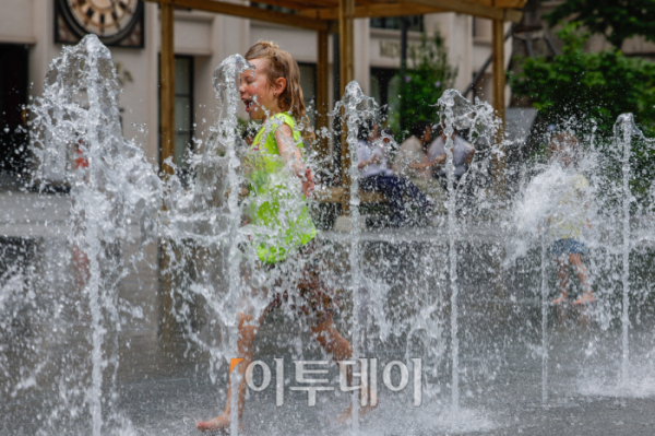 ▲서울을 포함한 중부지방 일대에 폭염주의보가 발령된 10일 서울 종로구 광화문광장 분수대에서 아이들이 물놀이를 하며 더위를 식히고 있다. 조현호 기자 hyunho@