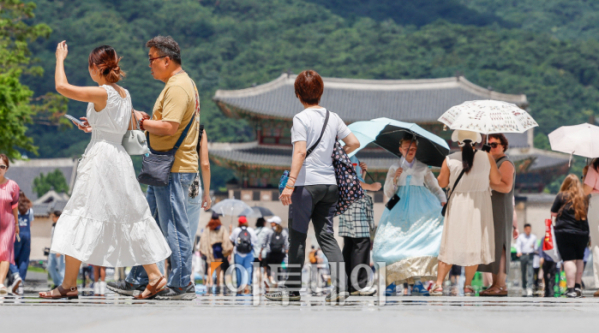 ▲서울을 포함한 중부지방 일대에 폭염주의보가 발령된 10일 서울 종로구 광화문광장 일대에서 양산을 쓴 시민들이 발걸음을 옮기고 있다. 조현호 기자 hyunho@