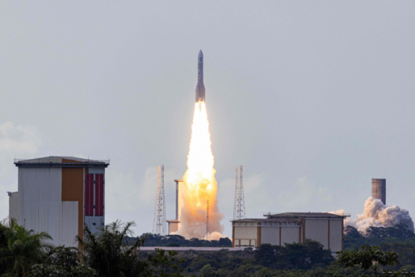 ▲9일(현지시간) 프랑스령 기아나의 쿠루에 위치한 유럽우주국(ESA) 발사장에서 ‘아리안 6호’ 로켓이 발사되고 있다. 쿠루(기아나)/AFP연합뉴스 