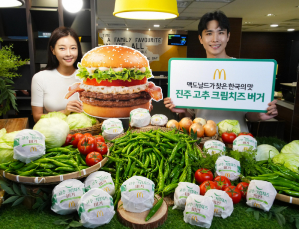 ▲맥날드가 '진주 고추 크림치즈 버거'를 포함한 '한국의 맛' 신메뉴 3종을 출시했다. (사진제공=맥도날드)