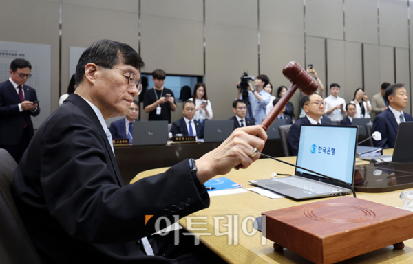 ▲이창용 한국은행 총재가 11일 서울 중구 한국은행에서 열린 금융통화위원회에서 의사봉을 두드리고 있다. 사진공동취재단