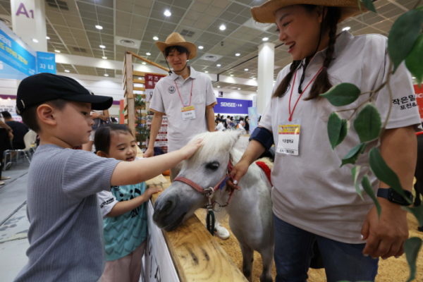 ▲11일 서울 강남구 코엑스에서 열린 ‘서울국제유아교육전·키즈페어’에서 어린이들이 미니어처 말을 만져보고 있다. 신태현 기자 holjjak@