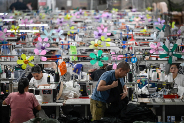 ▲중국 광저우에 있는 쉬인의 직물 공장에서 지난달 11일 노동자들이 의류를 생산하고 있다. 광저우(중국)/AFP연합뉴스