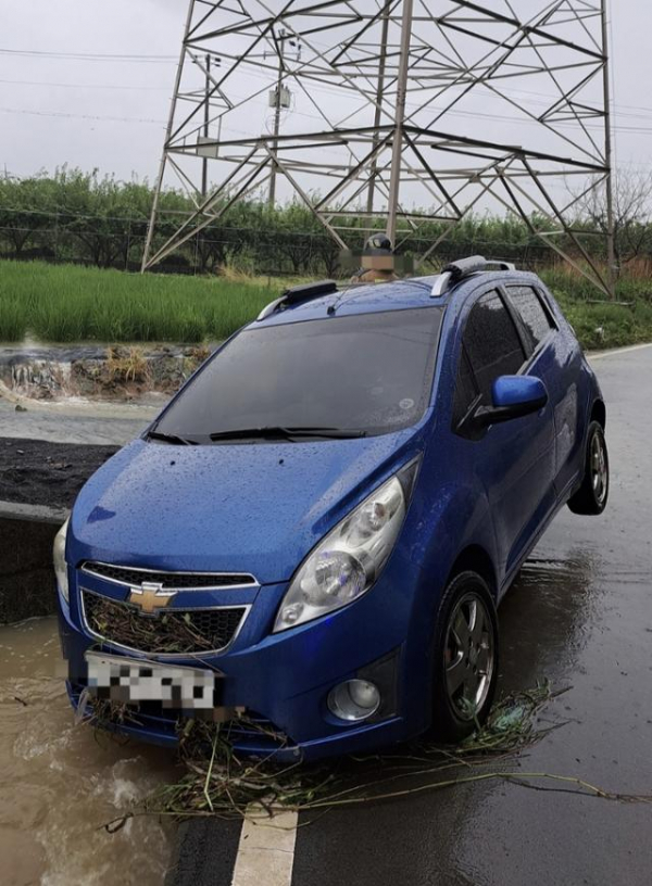 ▲숨진 40대 여성 택배기사가 실종 당시 타고 있던 차량. (사진제공=경북소방본부)