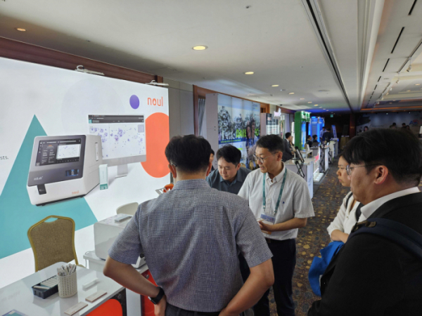 ▲노을이 11~13일 서울에서 열린 AOGIN에서 AI 기반 디지털 병리 기술을 활용한 자궁경부암 진단 솔루션을 선보이고 있다. (사진제공=노을)