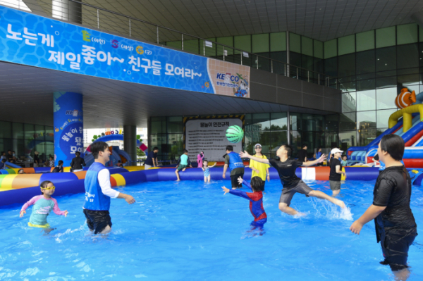 ▲한국전기안전공사가 지난해 개최한 '2023년 KESCO 썸머페스타여름 아동 물놀이 축제 모습. (사진제공=한국전기안전공사)