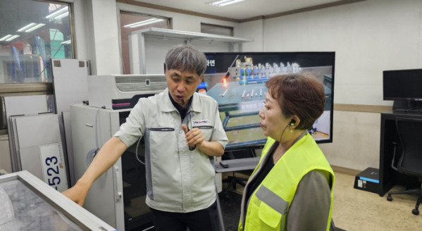 ▲민병주 한국산업기술진흥원 원장이 11일 자동차 부품 전문 제조기업 프론텍을 찾아 디지털전환(DX) 추진 상황에 대해 설명을 듣고 있다. (사진제공=한국산업기술진흥원)