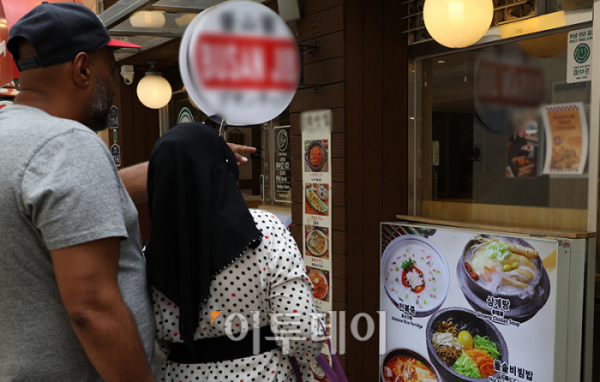 ▲12일 서울 중구 명동거리에 붙은 삼계탕 메뉴판. 고이란 기자 photoeran@