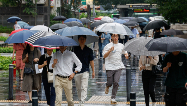 ▲서울 영등포구 여의도역 일대에서 우산을 쓴 직장인들이 출근길 발걸음을 재촉하고 있다. (조현호 기자 hyunho@) (이투데이DB)