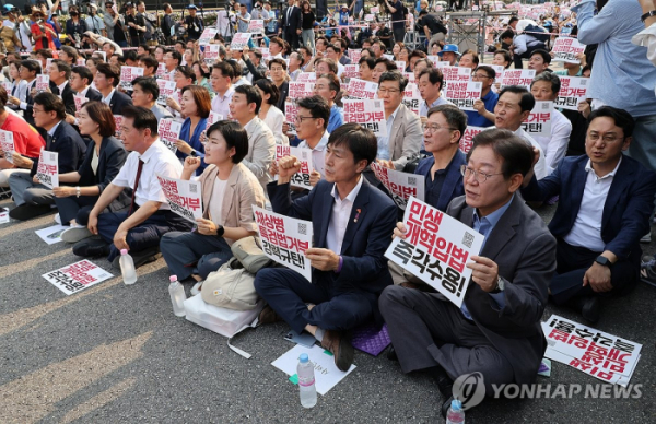 ▲더불어민주당 이재명 전 대표가 13일 광화문광장 인근에서 열린 채상병 특검법 거부권 규탄 범국민대회에 참석하고 있다.이 전 대표는 주최 측이 앞줄 가운데 자리로 안내했지만, 가장자리에 앉았다.  (사진제공=연합)