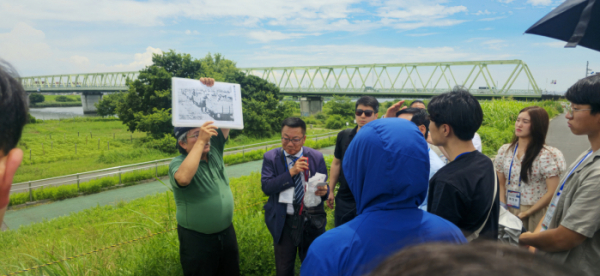 ▲ '호센카(봉선화)'에서 활동 중인 니시자키 마사오 이사가 10일 관동대지진 조선인 학살 현장에서 설명하고 있다.  (사진=배근미 기자 athena3507@)