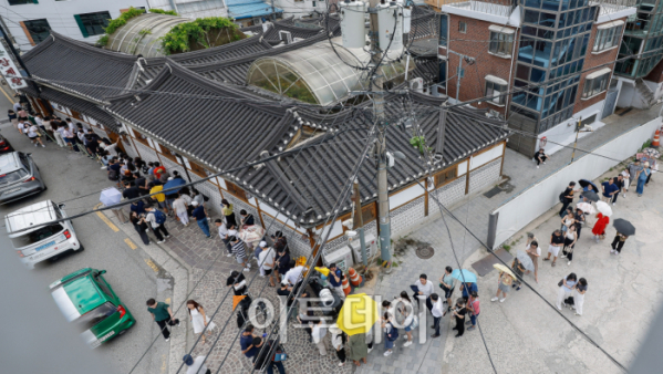 ▲초복인 15일 서울 종로구의 한 삼계탕집 앞에서 시민들이 식사를 하기 위해 길게 줄을 서서 대기하고 있다. 조현호 기자 hyunho@