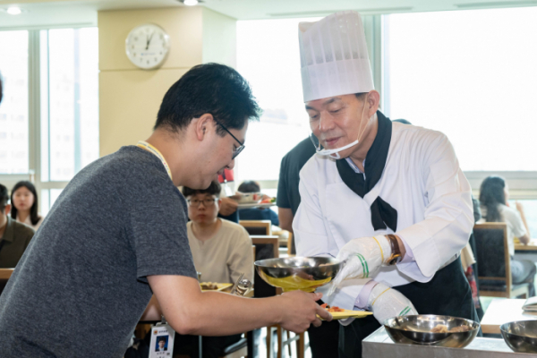 ▲이재준 수원시장이 직원들에게 삼계탕을 배식하고 있다. (수원특례시)