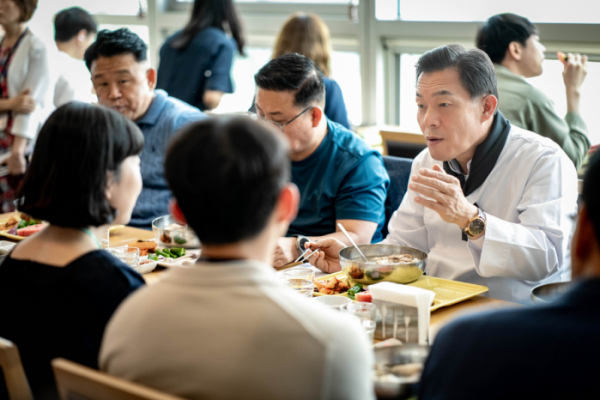 ▲이재준 시장이 결혼을 앞둔 공직자들과 식사를 하며 이야기를 나누고 있다. (수원특례시)