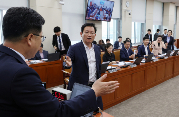 ▲국회 환경노동위원회 간사인 김형동(왼쪽 두 번째) 의원이 16일 오전 서울 여의도 국회에서 열린 환경노동위원회 전체회의에서 안호영 위원장에게 의사일정과 관련해 항의하고 있다. (뉴시스)