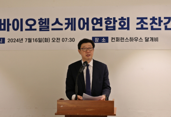 ▲노연홍 한국제약바이오헬스케어연합회 대표회장(한국제약바이오협회장)이 16일 서울 중구 달개비에서 열린 조찬간담회에서 발언하고 있다. (사진제공=한국제약바이오헬스케어연합회)