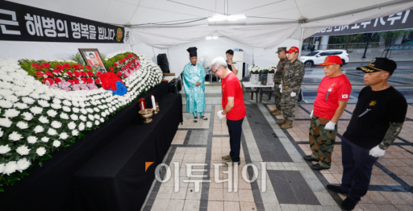 ▲해병대예비역연대가 17일 서울 중구 청계광장에 마련된 故 채수근 해병 순직 1주기 추모 시민 분향소에서 열린 1주기 추모 행사에서 고인을 추모하고 있다. 조현호 기자 hyunho@